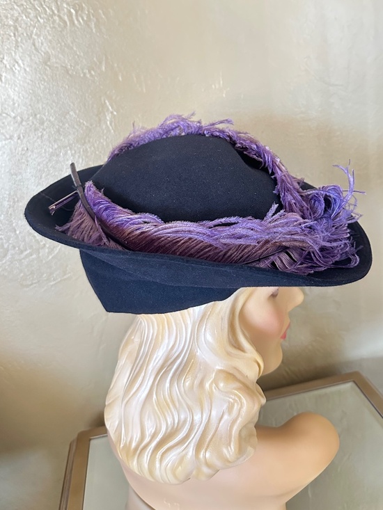 EXCEPTIONAL 1940s\' BLACK FELT WIDE BRIM TILT HAT + PURPLE OSTRICH FEATHERS main image 5